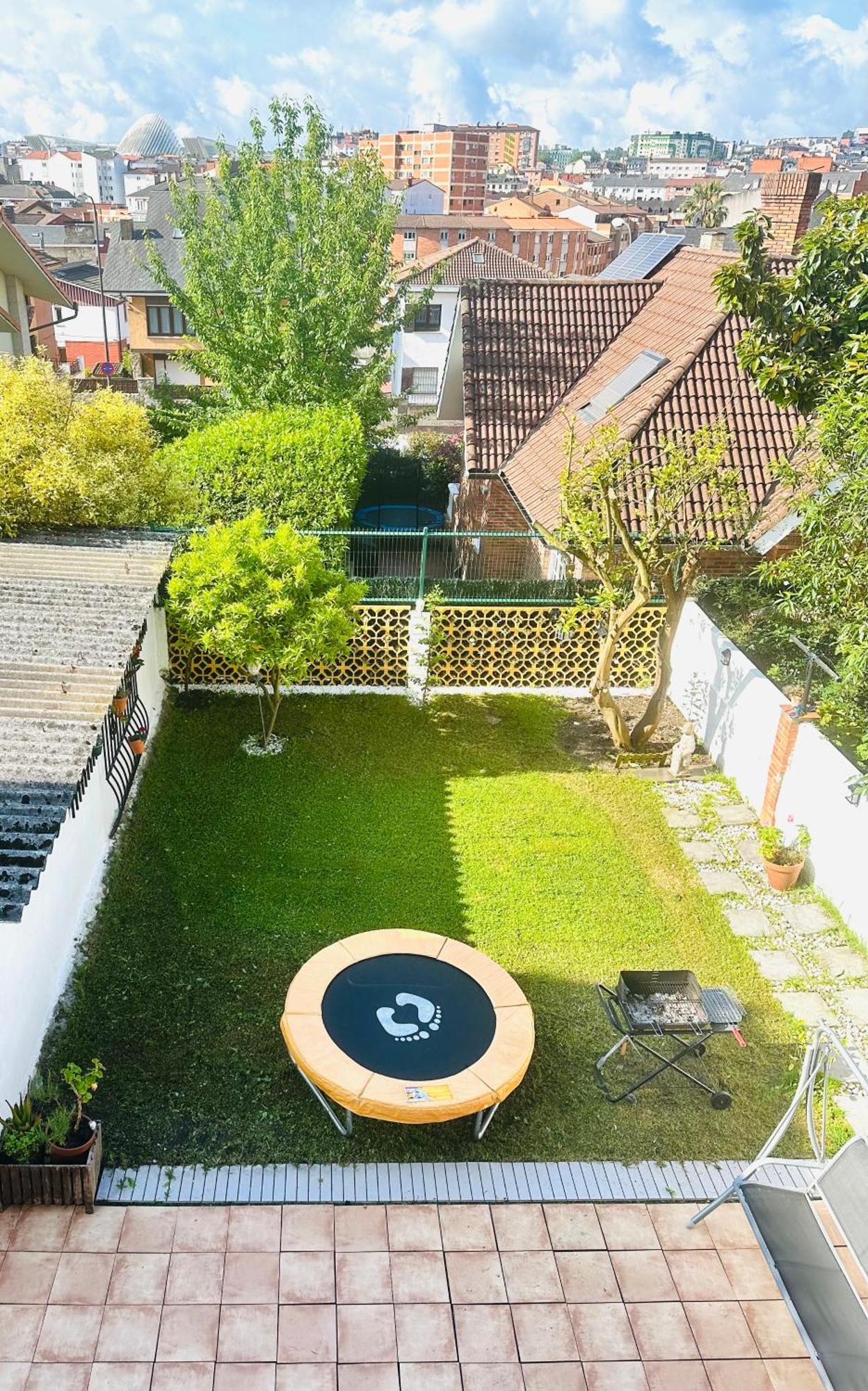 Rosales Y Jardin *